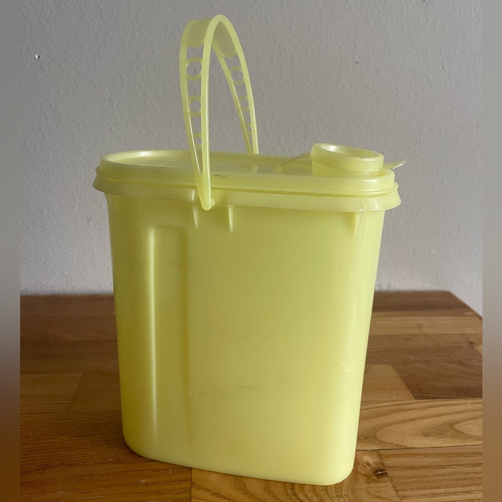Vintage Tupperware Yellow 2 Quart Store and Pour Beverage Buddy Pitcher - Handle